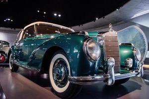 stuttgart, alemania - 16 de octubre de 2018 museo mercedes. Vista desde el suelo del coche retro verde con otro en el fondo foto