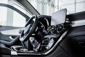 stuttgart, alemania - 16 de octubre de 2018 museo mercedes. la tableta cerca del volante. Interior del coche nuevo con interior negro. foto