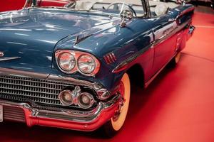 Sinsheim, Alemania - 16 de octubre de 2018 Technik Museum. Cabriolet azul de estilo retro estacionado en la teja roja. exposición de vehículos foto