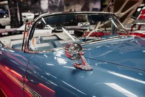 Sinsheim, Alemania - 16 de octubre de 2018 Technik Museum. vehículo azul. Coche retro cabriolet estacionado en el interior sobre el mosaico rojo en la exposición de automóviles foto