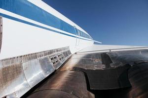 Sinsheim, Alemania - 16 de octubre de 2018 Technik Museum. turbinas debajo del ala blanca del viejo avión se encuentra al aire libre foto