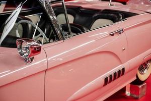 Sinsheim, Alemania - 16 de octubre de 2018 Technik Museum. coche histórico. Vista lateral del raro descapotable rosa. hermoso clásico foto