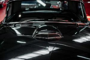 Sinsheim, Alemania - 16 de octubre de 2018 Technik Museum. capota y cristal frontal. Coche histórico de lujo negro clásico en perfecto estado foto