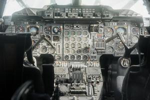 Sinsheim, Alemania - 16 de octubre de 2018 Technik Museum. instrumentos profesionales. antigua cabina analógica del avión. adentro cerca de los asientos del piloto foto