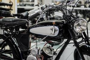 Sinsheim, Alemania - 16 de octubre de 2018 Technik Museum. motocicleta negra clásica se encuentra en el interior de la exposición de vehículos