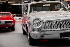 Sinsheim, Alemania - 16 de octubre de 2018 Technik Museum. Coches antiguos de color rojo y plateado estacionados en el suelo blanco en la exposición foto