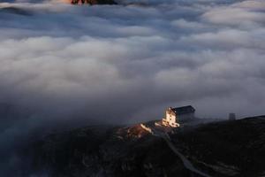 No estoy seguro de si esta posición es segura, pero es hermosa. la luz del sol de la mañana va a dispersar la niebla en este hermoso lugar de montaña foto