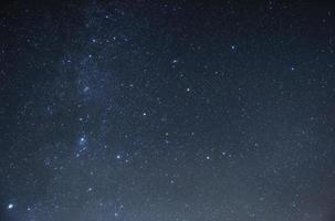 foto del hermoso cielo nocturno azul lleno de estrellas