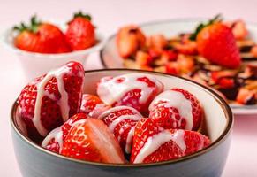 Panqueques con fresas frescas sobre un fondo de madera azul foto