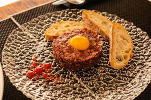 steak tartar de solomillo de vaca vieja con 40 días de maduración en restaurante foto