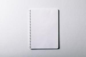 cuaderno abierto. Cuaderno vertical en blanco con espiral plateada metalizada. maqueta de organizador o diario aislado