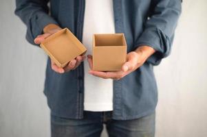 Persona con caja de regalo, caja de regalo de año nuevo, caja de regalo de Navidad, espacio de copia. Navidad, año nuevo, concepto de cumpleaños. foto