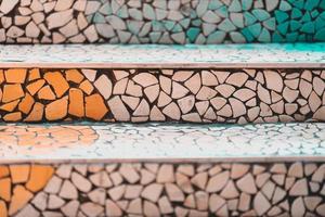 primer plano de las escaleras en estilo vintage, las escaleras con azulejos rotos entrelazados maravillosamente. foto