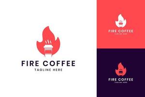 fuego café diseño de logotipo de espacio negativo vector