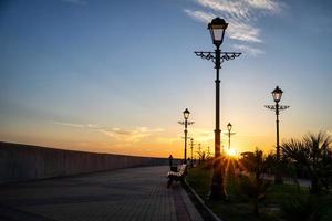 hermosa puesta de sol sobre el terraplén olímpico. sochi foto