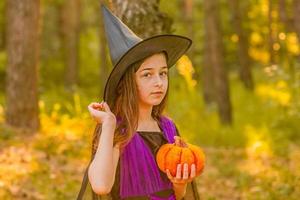 niña de 11 años en el contexto de la naturaleza otoñal. niña en traje de halloween, otoño. foto