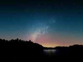 hermoso paisaje nocturno con vía láctea foto