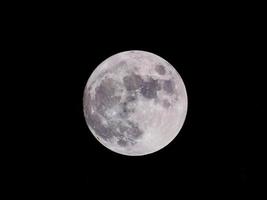 vista de luna llena en el cielo nocturno oscuro foto