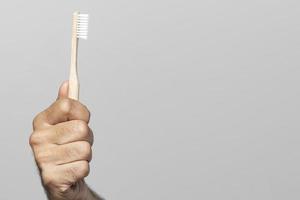 cerrar mano sosteniendo el cepillo de dientes. concepto de foto hermosa de alta calidad