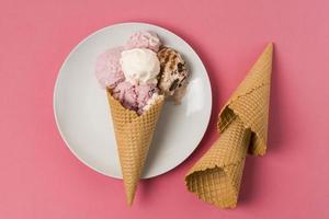 conos de waffle con plato de helado conos vacíos foto