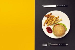 Placa de hamburguesas con papas fritas con espacio de copia. concepto de foto hermosa de alta calidad