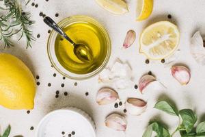 primer plano vista superior aceite de oliva rodeado de ingredientes para cocinar. concepto de foto hermosa de alta calidad