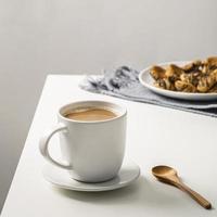 mesa de taza de café con cuchara de plato de galletas. concepto de foto hermosa de alta calidad
