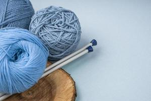 hilo de lana de colores con agujas de crochet. concepto de foto hermosa de alta calidad