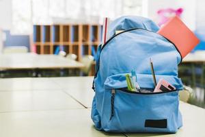 mesa mochila escolar azul foto
