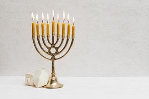 menorá hebrea con velas