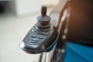 La silla de ruedas eléctrica para pacientes ancianos no puede caminar ni deshabilitar el uso de personas en el hogar u hospital, concepto médico fuerte y saludable.