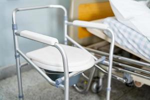 La silla con inodoro o el inodoro móvil pueden moverse en el dormitorio o en cualquier lugar para personas mayores discapacitadas o pacientes en el hospital, concepto médico fuerte y saludable foto