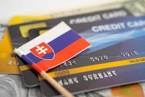 Bandera de Eslovaquia en tarjeta de crédito. desarrollo financiero, cuenta bancaria, estadísticas, economía de datos de investigación analítica de inversiones, comercio bursátil, concepto de empresa comercial.