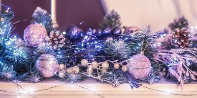 árbol de navidad en juguetes y guirnaldas. Decoración navideña. decorar una rama de un árbol de navidad para el nuevo año. foto