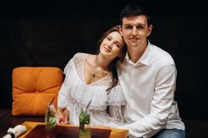 chico y chica almuerzan en un café foto