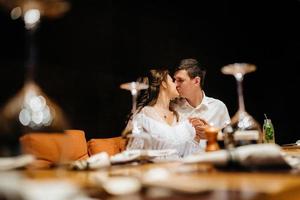 chico y chica almuerzan en un café foto