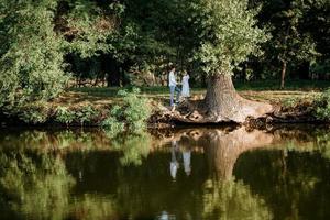 chico y chica caminan por los senderos de un parque forestal foto