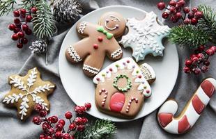 pan de jengibre navideño en el plato foto