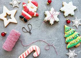 galletas de jengibre de navidad doradas foto