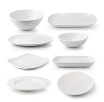 Plato de cerámica blanca y cuenco aislado sobre fondo blanco.