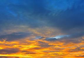 cielo anaranjado del atardecer foto