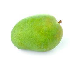 Mango verde aislado sobre un fondo blanco. foto