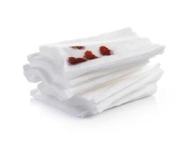 Vendaje de algodón sobre fondo blanco. foto