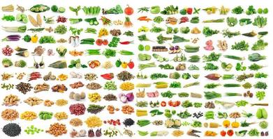 Conjunto de granos y vegetales sobre fondo blanco. foto
