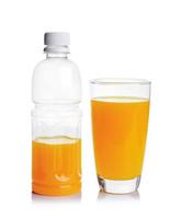 botella de plástico y vaso de jugo de naranja