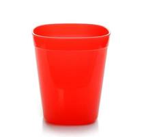 Vaso de plástico rojo aislado sobre fondo blanco. foto