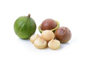 Nueces de macadamia sobre fondo blanco.