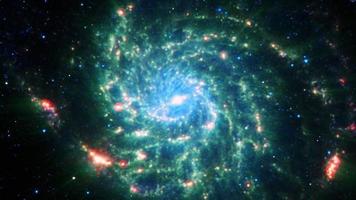 exploración de galaxias a través del espacio exterior hacia la brillante galaxia de la vía láctea video