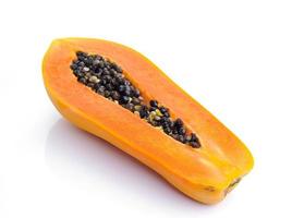 Rebanada de papaya jugosa madura fresca sobre fondo blanco. foto