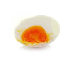 Cáscara de huevo cocido aislado sobre fondo blanco. foto